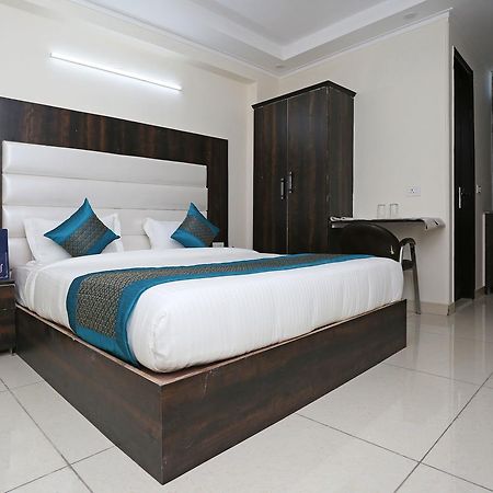Oyo 9147 Hotel Aerostay Ню Делхи Екстериор снимка
